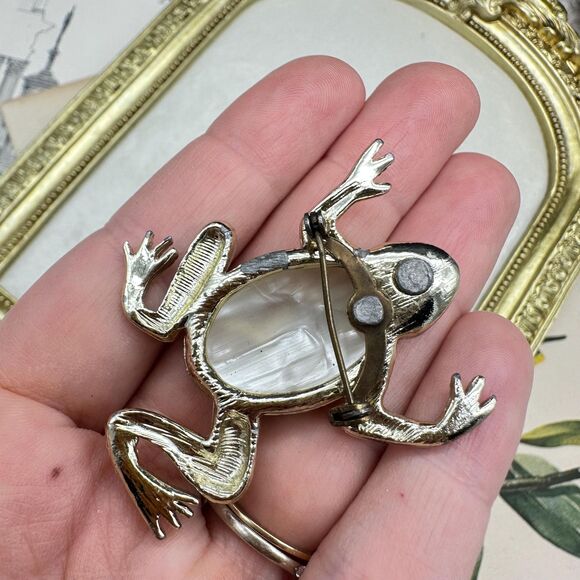 Vintage Frog Brooch Frog with Red Stone Eyes and Gold Tone  Pin - Picture 4 of 4